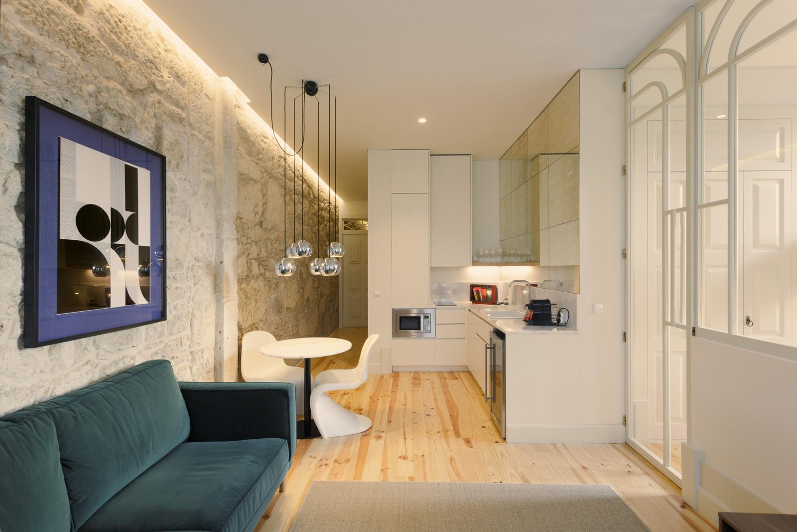 Short Let Accommodation Porto City Centre | Furnished Apartments Modern-short-let-accommodation-in-central-Porto-near-tourist-sights.-Stylish-furnished-self-catering-holiday-apartments-with-Wi-Fi-and-air-condition.