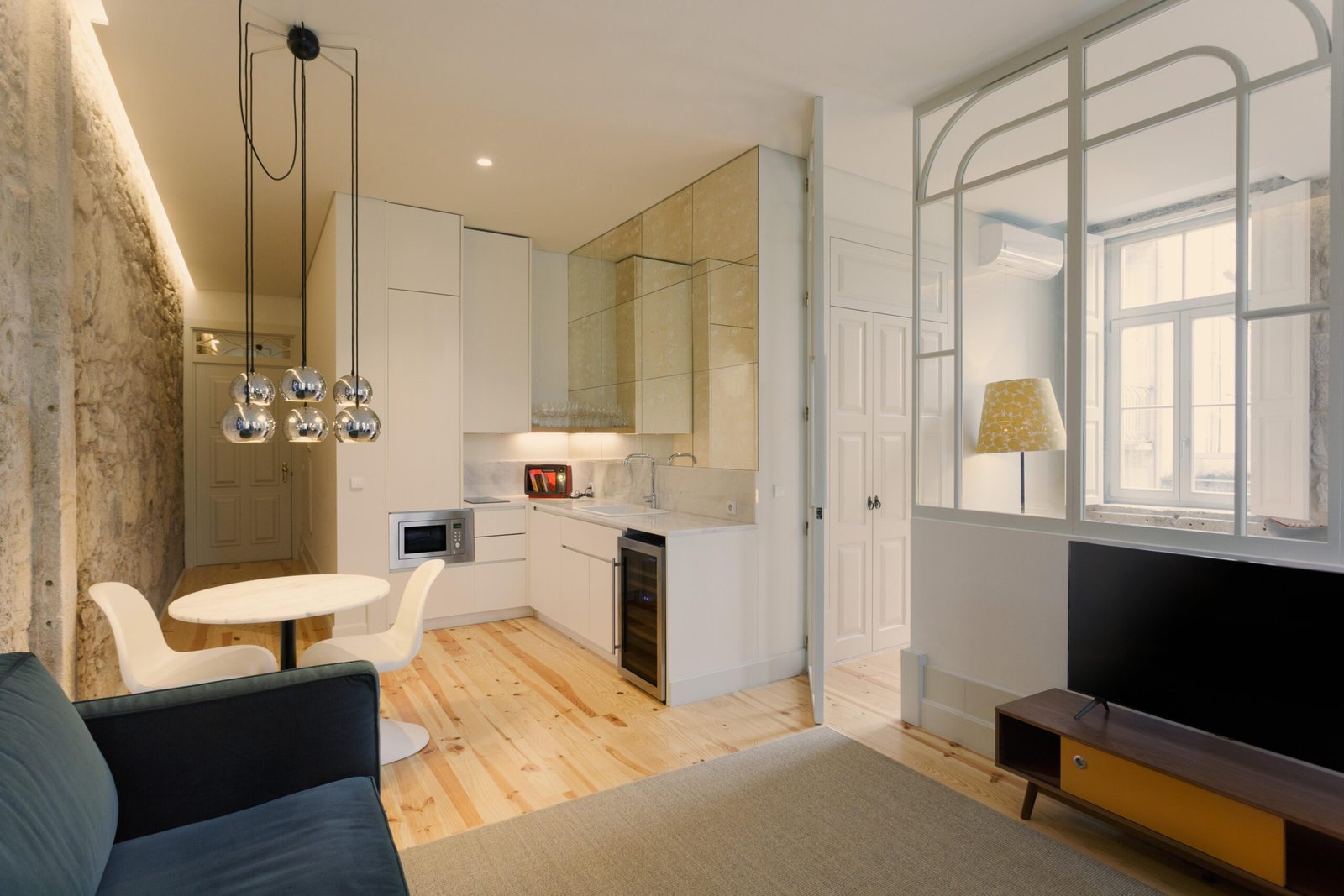 Short Let Accommodation Porto City Centre | Furnished Apartments Modern-short-let-accommodation-in-central-Porto-near-tourist-sights.-Stylish-furnished-self-catering-holiday-apartments-with-Wi-Fi-and-air-condition.