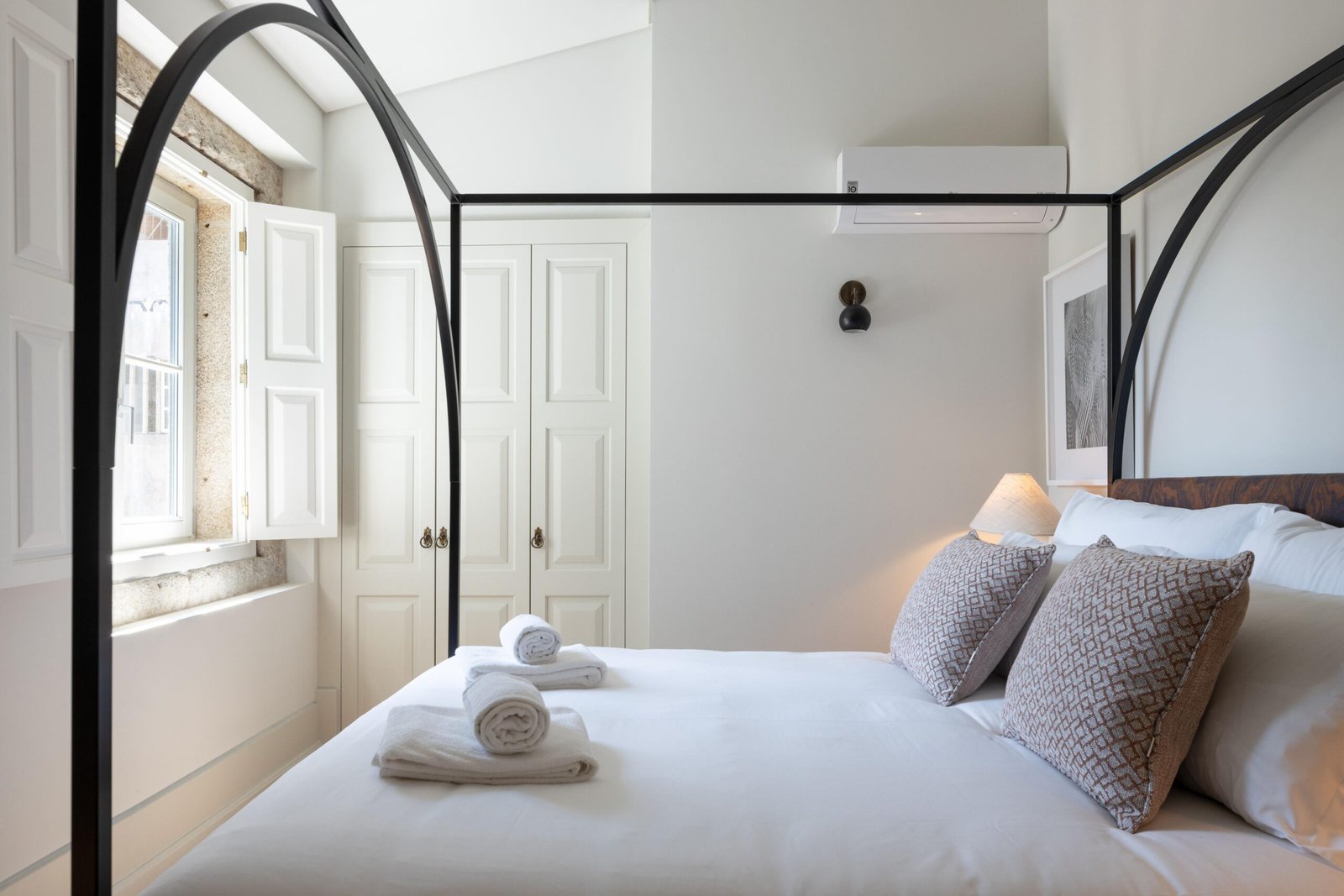 Short Let Accommodation Porto City Centre | Furnished Apartments Modern-short-let-accommodation-in-central-Porto-near-tourist-sights.-Stylish-furnished-self-catering-holiday-apartments-with-Wi-Fi-and-air-condition.
