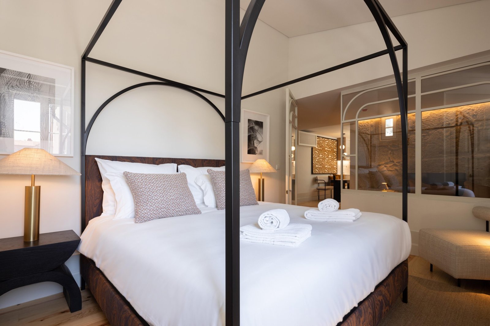 Short Let Accommodation Porto City Centre | Furnished Apartments Modern-short-let-accommodation-in-central-Porto-near-tourist-sights.-Stylish-furnished-self-catering-holiday-apartments-with-Wi-Fi-and-air-condition.