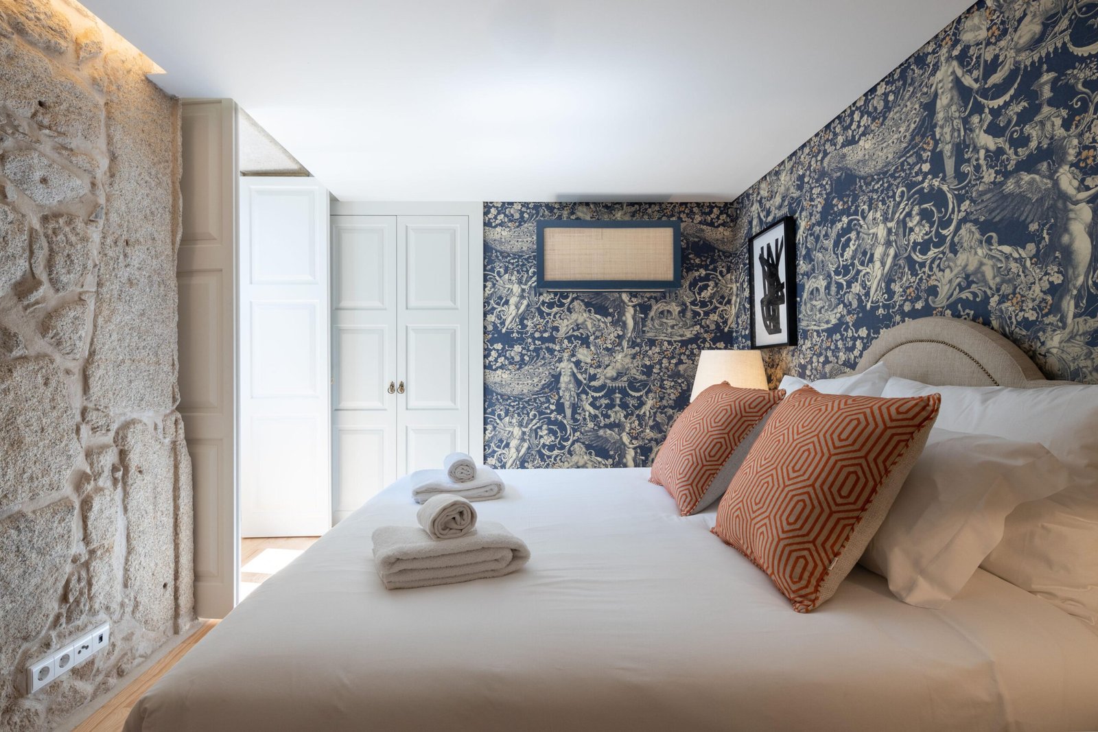 Short Let Accommodation Porto City Centre | Furnished Apartments Modern-short-let-accommodation-in-central-Porto-near-tourist-sights.-Stylish-furnished-self-catering-holiday-apartments-with-Wi-Fi-and-air-condition.