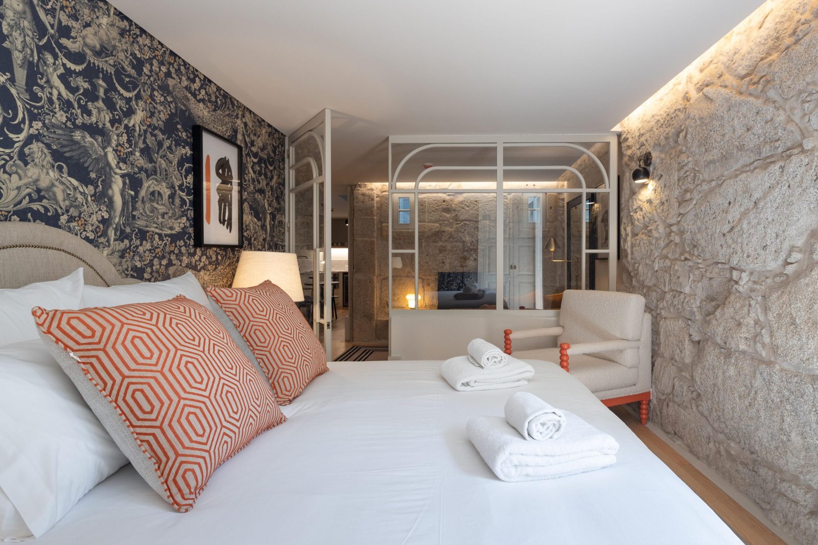 Short Let Accommodation Porto City Centre | Furnished Apartments Modern-short-let-accommodation-in-central-Porto-near-tourist-sights.-Stylish-furnished-self-catering-holiday-apartments-with-Wi-Fi-and-air-condition.