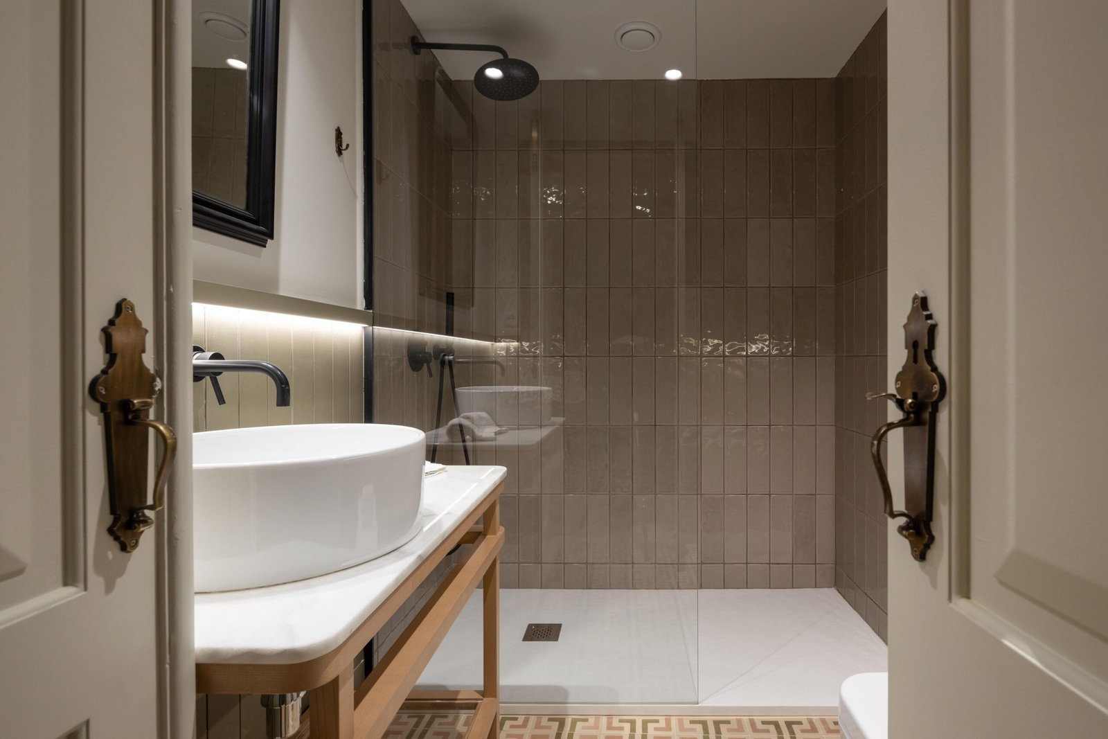 Short Let Accommodation Porto City Centre | Furnished Apartments Modern-short-let-accommodation-in-central-Porto-near-tourist-sights.-Stylish-furnished-self-catering-holiday-apartments-with-Wi-Fi-and-air-condition.