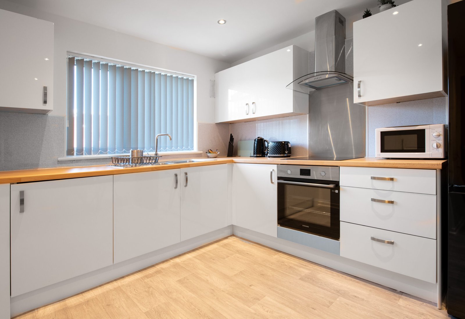 Holiday Cottages Liverpool | Family & Corporate Stays Book-Holiday-Cottages-Liverpool-with-private-parking,-WiFi,-and-self-catering-facilities.-Stay-near-Liverpool-ONE,-and-Lime-Street-Station.