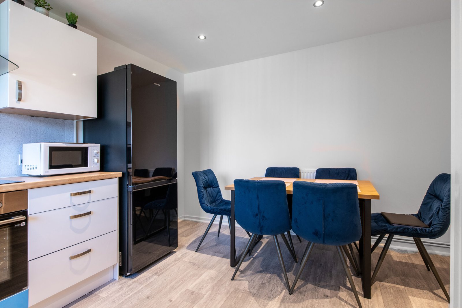 Holiday Cottages Liverpool | Family & Corporate Stays Book-Holiday-Cottages-Liverpool-with-private-parking,-WiFi,-and-self-catering-facilities.-Stay-near-Liverpool-ONE,-and-Lime-Street-Station.