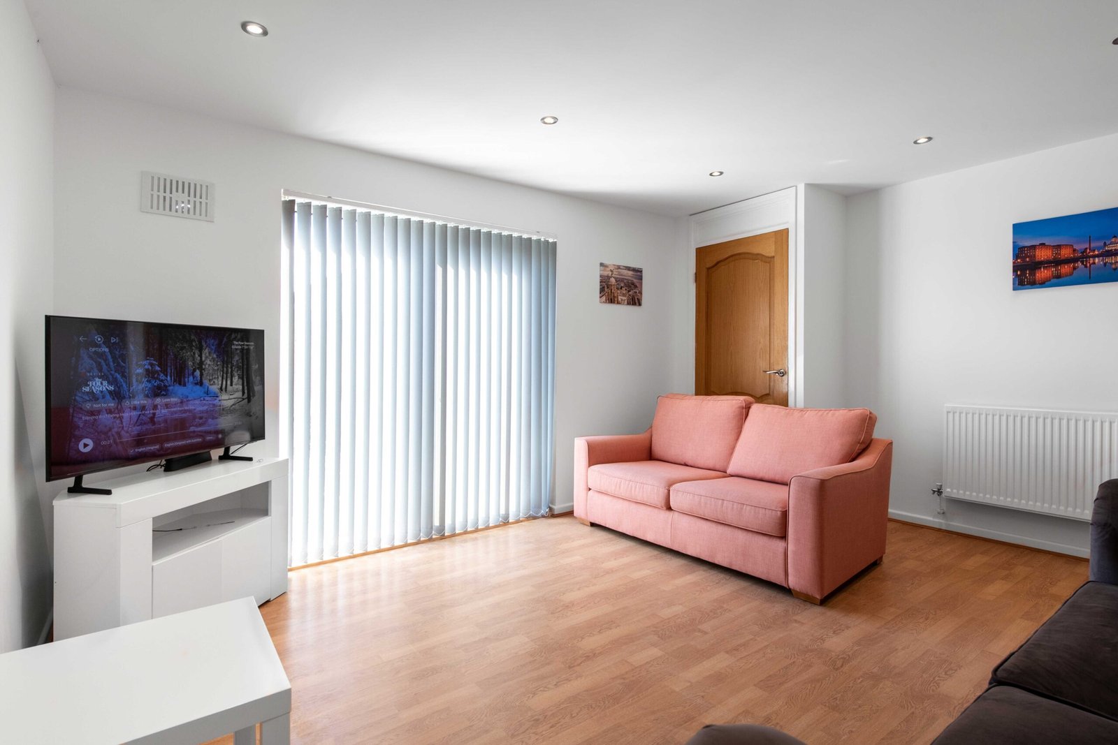 Holiday Cottages Liverpool | Family & Corporate Stays Book-Holiday-Cottages-Liverpool-with-private-parking,-WiFi,-and-self-catering-facilities.-Stay-near-Liverpool-ONE,-and-Lime-Street-Station.