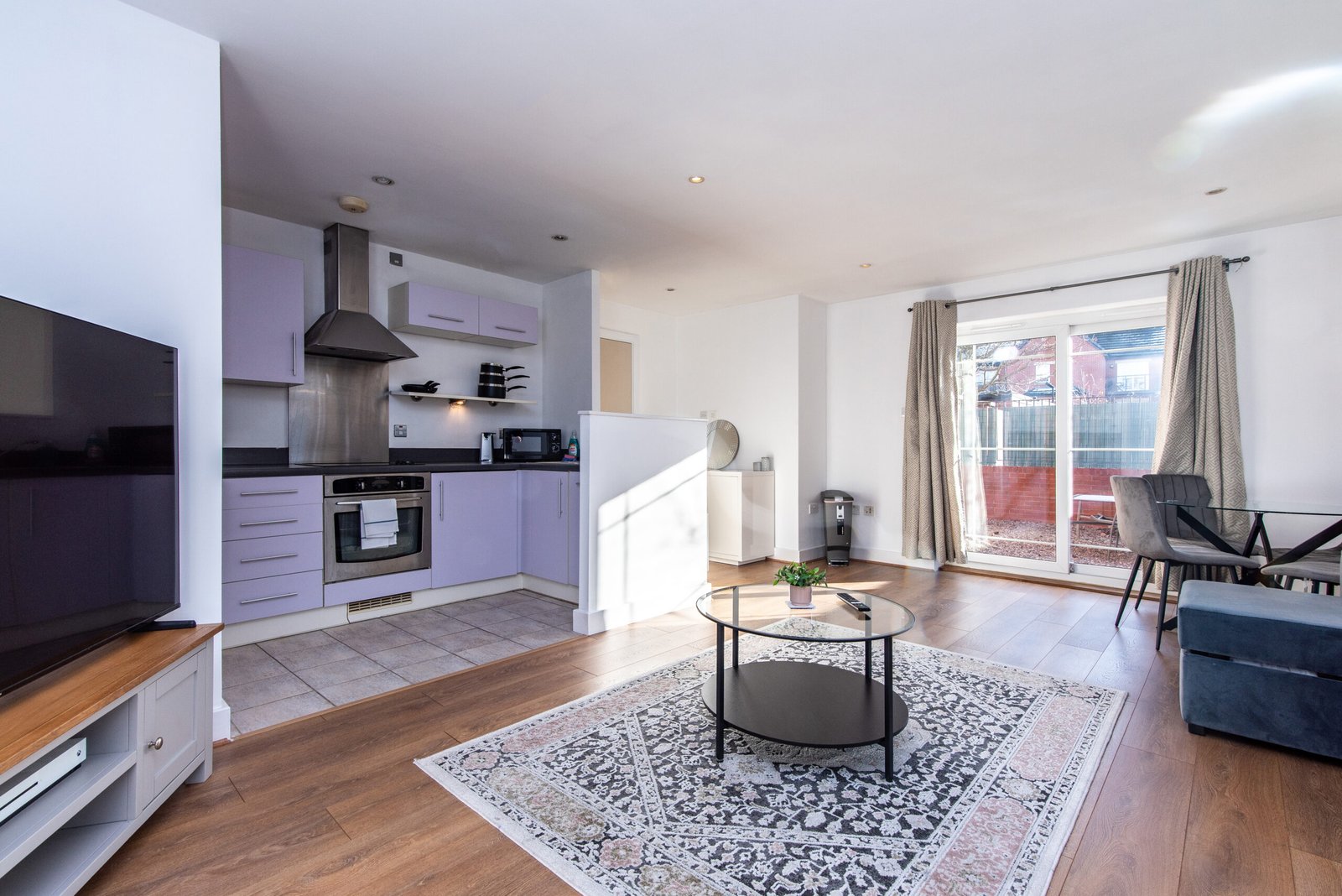 Nottingham Short Term Rentals near City Centre | Urban Stay Stay-at-Nottingham-Short-Term-Rentals.-Modern-apartment-with-WiFi,-parking,-and-easy-access-to-transport-links-and-business-parks.-Book-Now