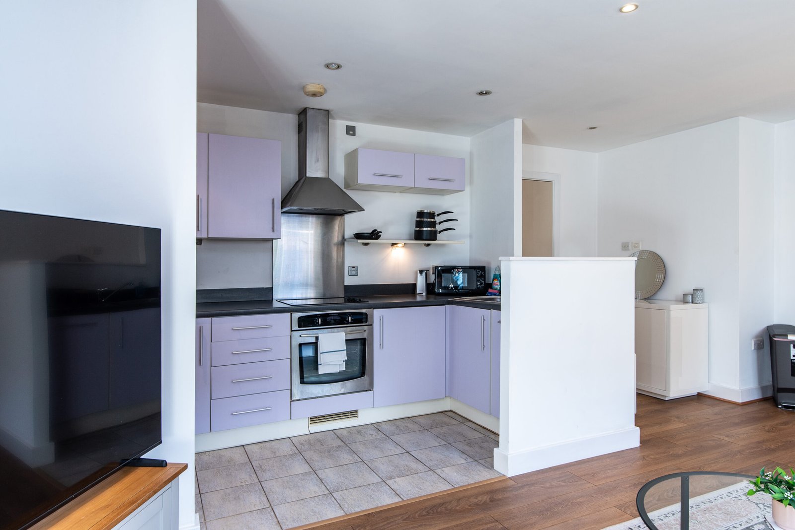 Nottingham Short Term Rentals near City Centre | Urban Stay Stay-at-Nottingham-Short-Term-Rentals.-Modern-apartment-with-WiFi,-parking,-and-easy-access-to-transport-links-and-business-parks.-Book-Now