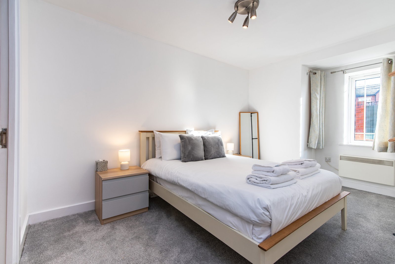 Nottingham Short Term Rentals near City Centre | Urban Stay Stay-at-Nottingham-Short-Term-Rentals.-Modern-apartment-with-WiFi,-parking,-and-easy-access-to-transport-links-and-business-parks.-Book-Now