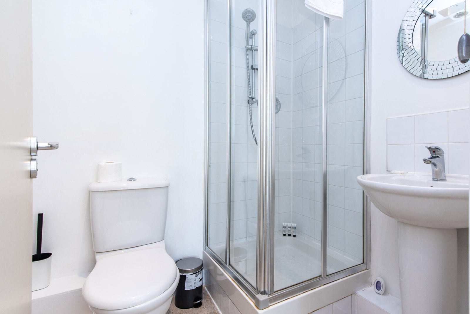 Nottingham Short Term Rentals near City Centre | Urban Stay Stay-at-Nottingham-Short-Term-Rentals.-Modern-apartment-with-WiFi,-parking,-and-easy-access-to-transport-links-and-business-parks.-Book-Now