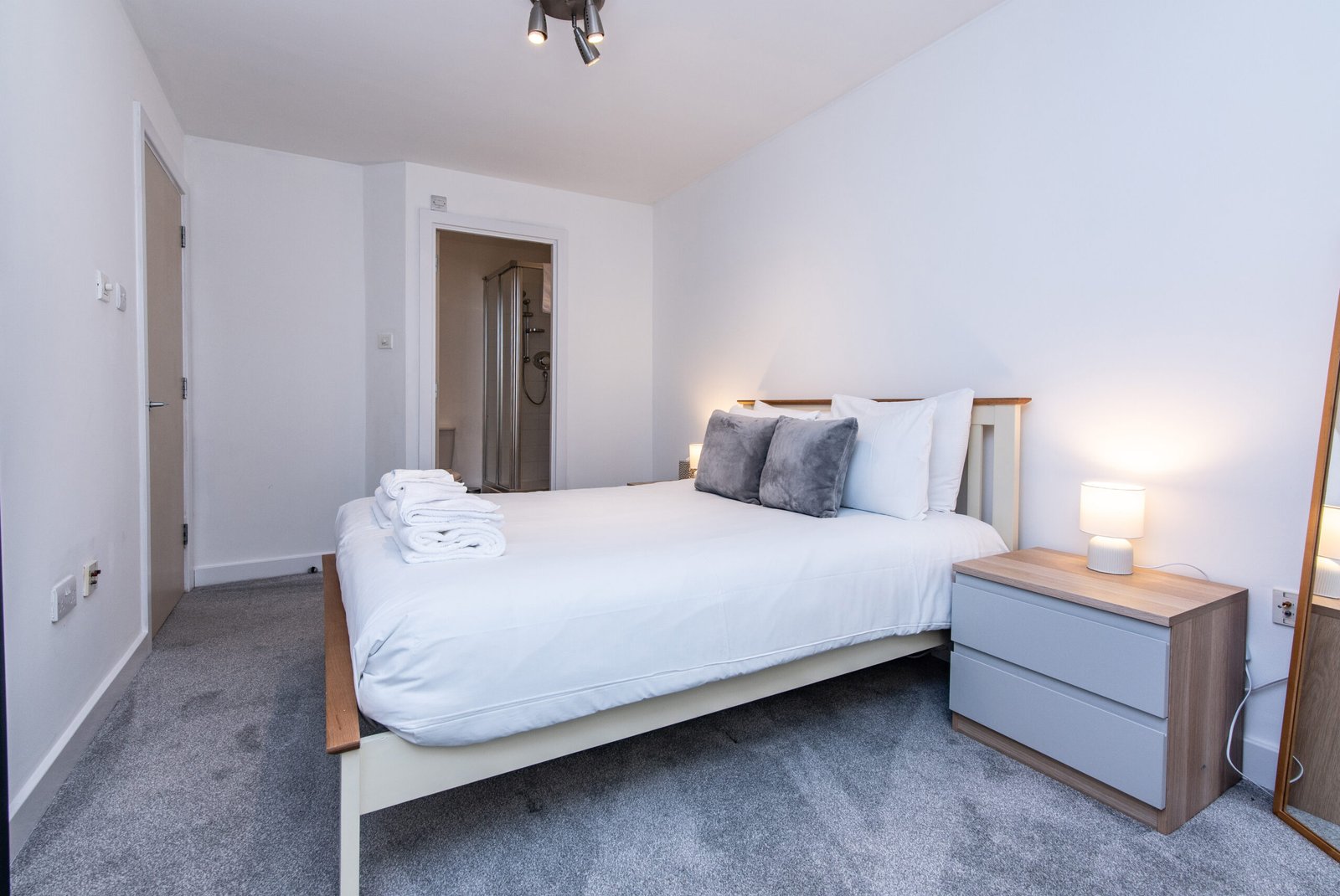Nottingham Short Term Rentals near City Centre | Urban Stay Stay-at-Nottingham-Short-Term-Rentals.-Modern-apartment-with-WiFi,-parking,-and-easy-access-to-transport-links-and-business-parks.-Book-Now