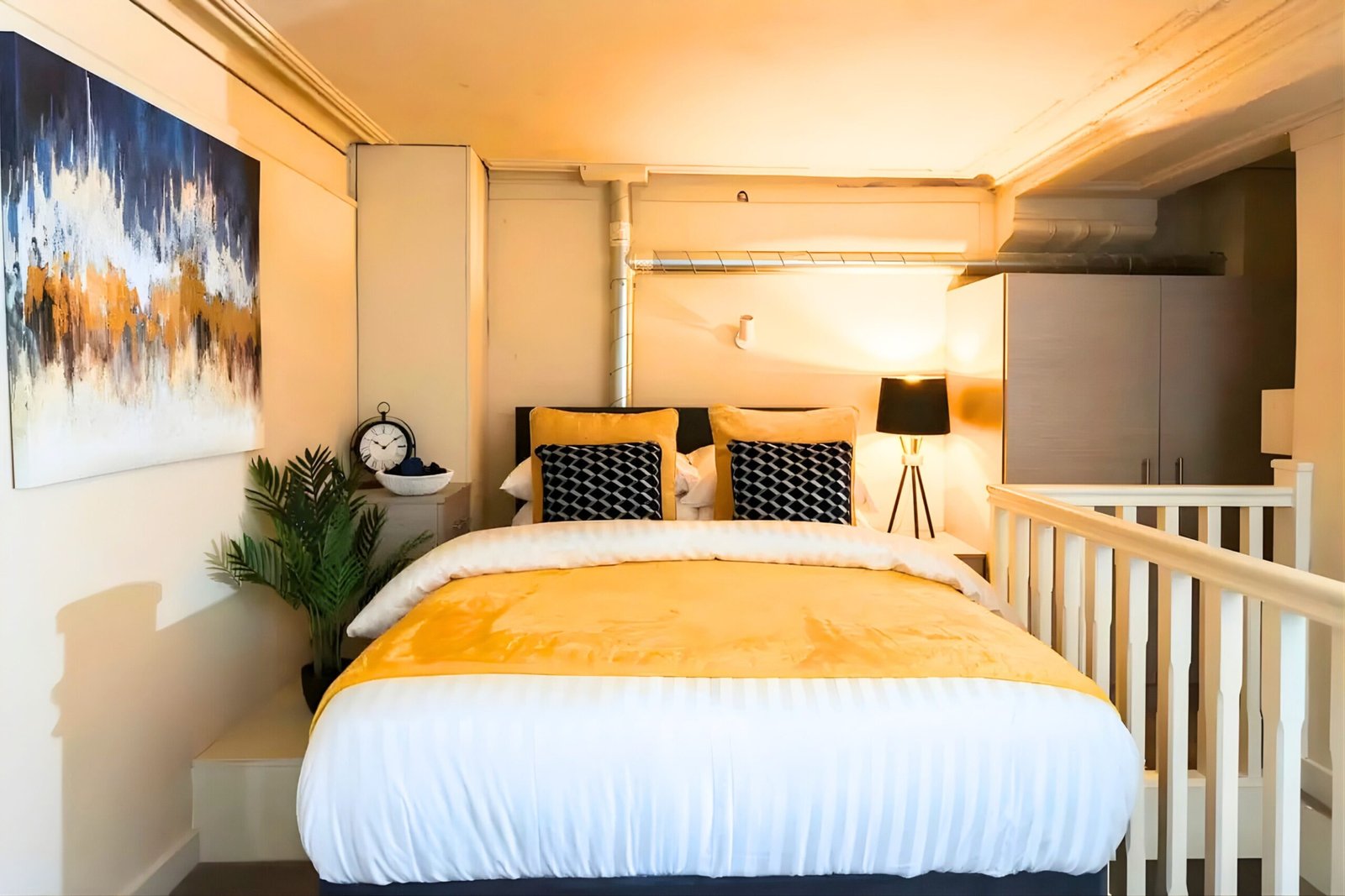 Book Short Let Apartments in Leeds city centre. Our holiday homes and self-catering accommodation are available for 1 week, 1 month or more.