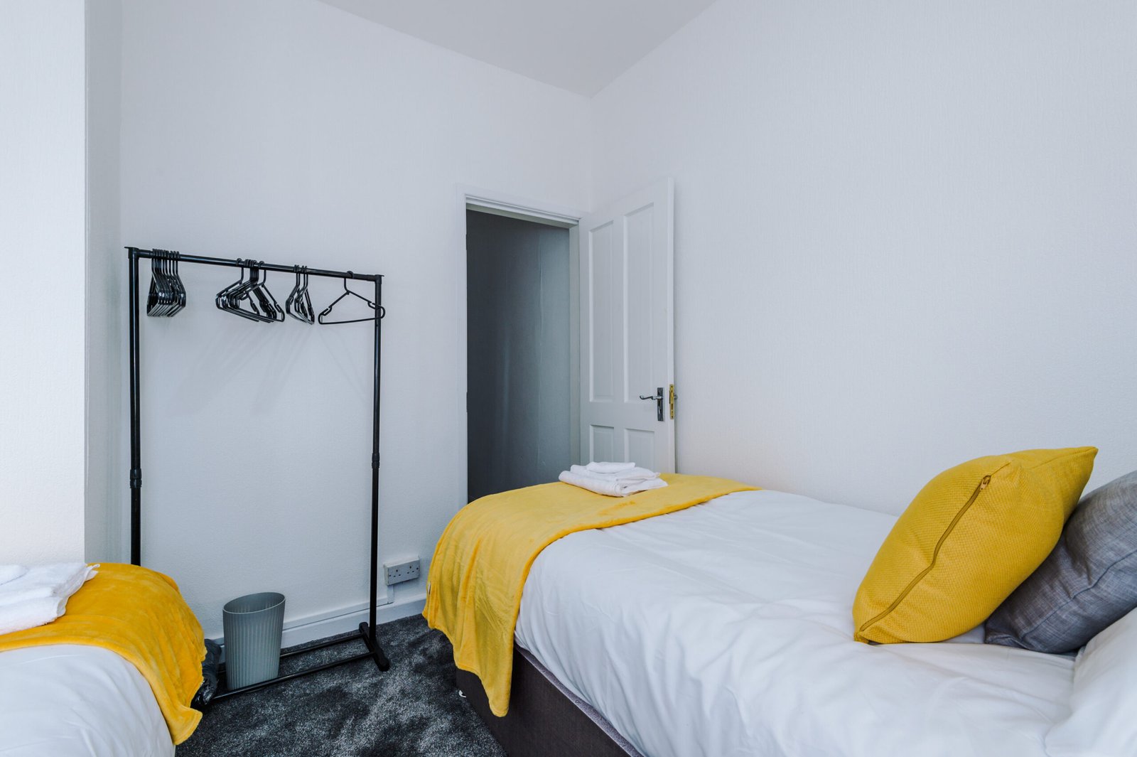 Salford Holiday Homes Manchester Near City Centre | Urban Stay Enjoy-a-spacious-holiday-home-in-Salford-near-Manchester.-Includes-WiFi,-parking,-and-quick-access-to-transport,-business-districts.-Book-Now