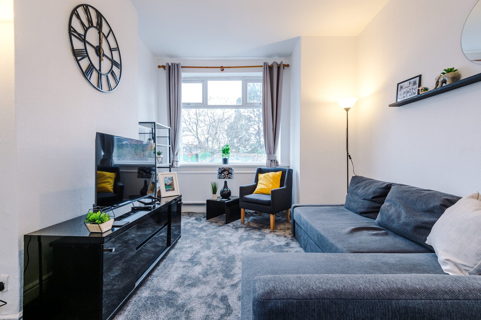Salford Holiday Homes Manchester Near City Centre | Urban Stay Enjoy-a-spacious-holiday-home-in-Salford-near-Manchester.-Includes-WiFi,-parking,-and-quick-access-to-transport,-business-districts.-Book-Now