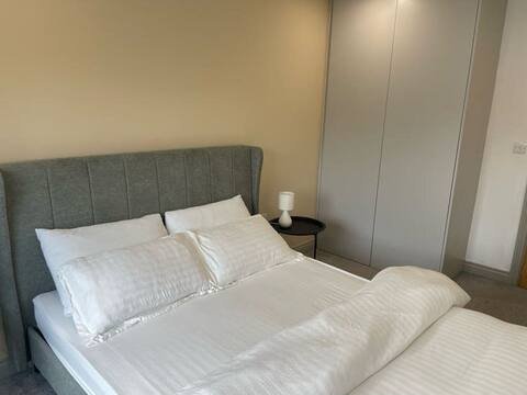 Leeds Short Let Apartments near Leeds Train Station, Trinity Leeds and major business hubs. Ideal for business & leisure stays Book Now.