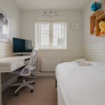 Book short let accommodation in Horley near Gatwick Airport. Our self-catering apartments in South London are fully furnished with all bills