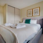 Book short let accommodation in Horley near Gatwick Airport. Our self-catering apartments in South London are fully furnished with all bills