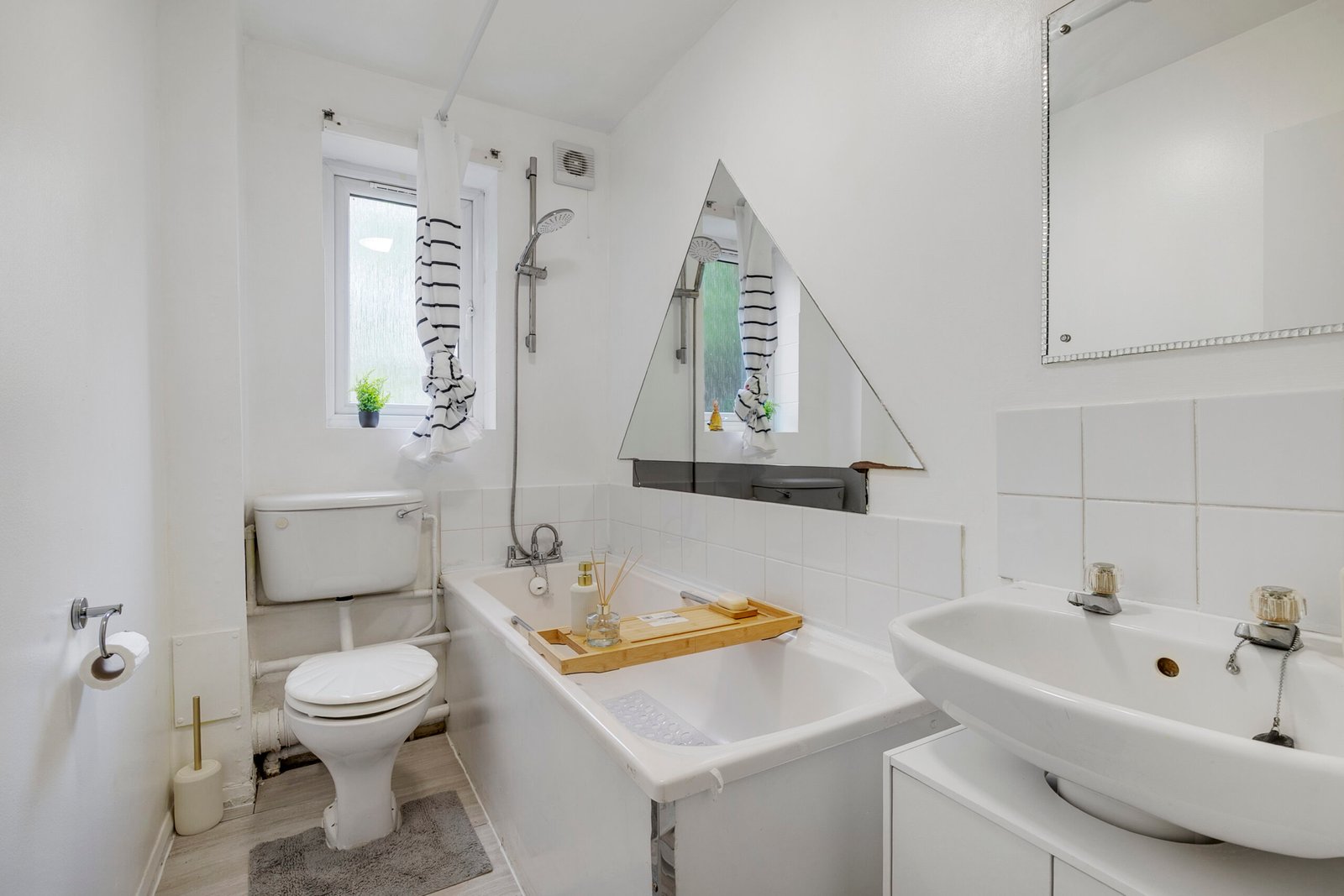 Short Lets North London – Accommodation at Tottenham Stadium Book-The-Best-Short-Lets-North-London-for-Corporate-Relocation-and-Leisure.-Our-cheap-fully-furnished-accommodation-is-near-Tottenham-Stadium.