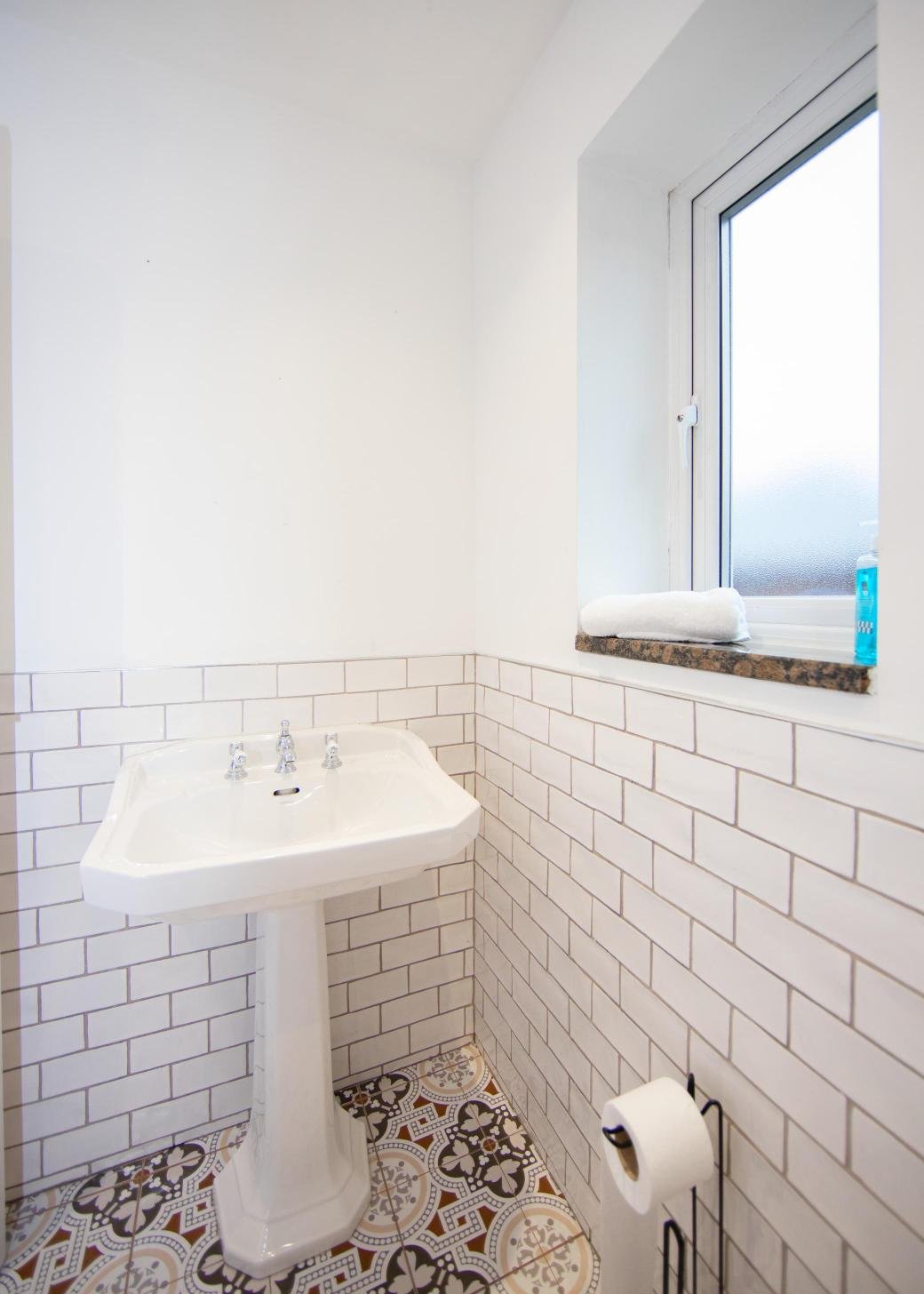 Derby Short Term Apartments near City Centre | Urban Stay Modern-short-term-apartments-in-Derby-with-parking,-WiFi,-and-great-access-to-transport-links,-local-attractions,-and-nearby-business-parks.