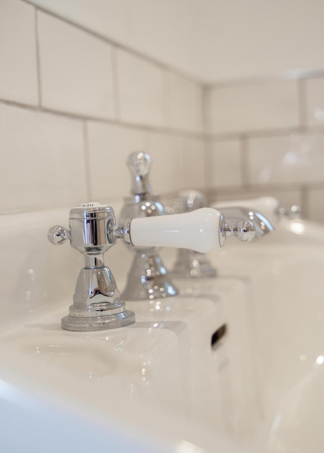 Derby Short Term Apartments near City Centre | Urban Stay Modern-short-term-apartments-in-Derby-with-parking,-WiFi,-and-great-access-to-transport-links,-local-attractions,-and-nearby-business-parks.