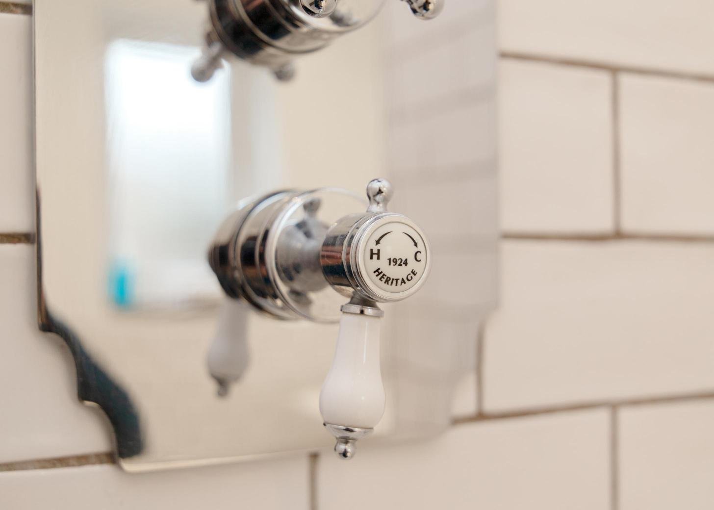 Derby Short Term Apartments near City Centre | Urban Stay Modern-short-term-apartments-in-Derby-with-parking,-WiFi,-and-great-access-to-transport-links,-local-attractions,-and-nearby-business-parks.