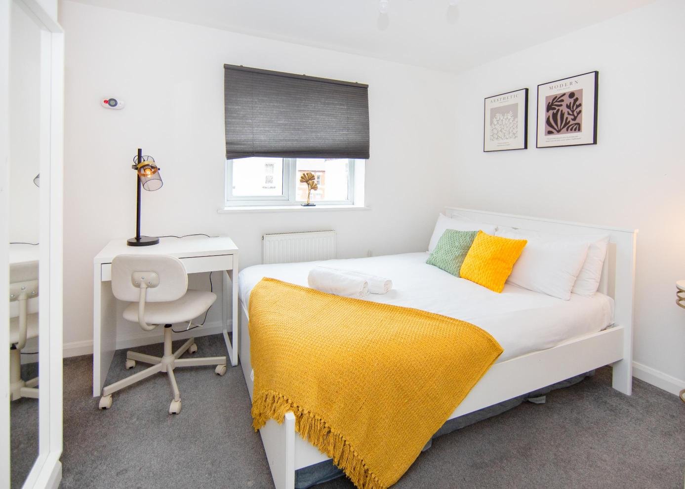 Derby Short Term Apartments near City Centre | Urban Stay Modern-short-term-apartments-in-Derby-with-parking,-WiFi,-and-great-access-to-transport-links,-local-attractions,-and-nearby-business-parks.