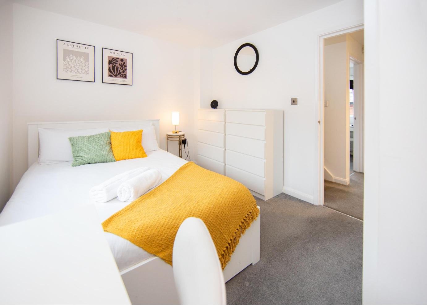 Derby Short Term Apartments near City Centre | Urban Stay Modern-short-term-apartments-in-Derby-with-parking,-WiFi,-and-great-access-to-transport-links,-local-attractions,-and-nearby-business-parks.
