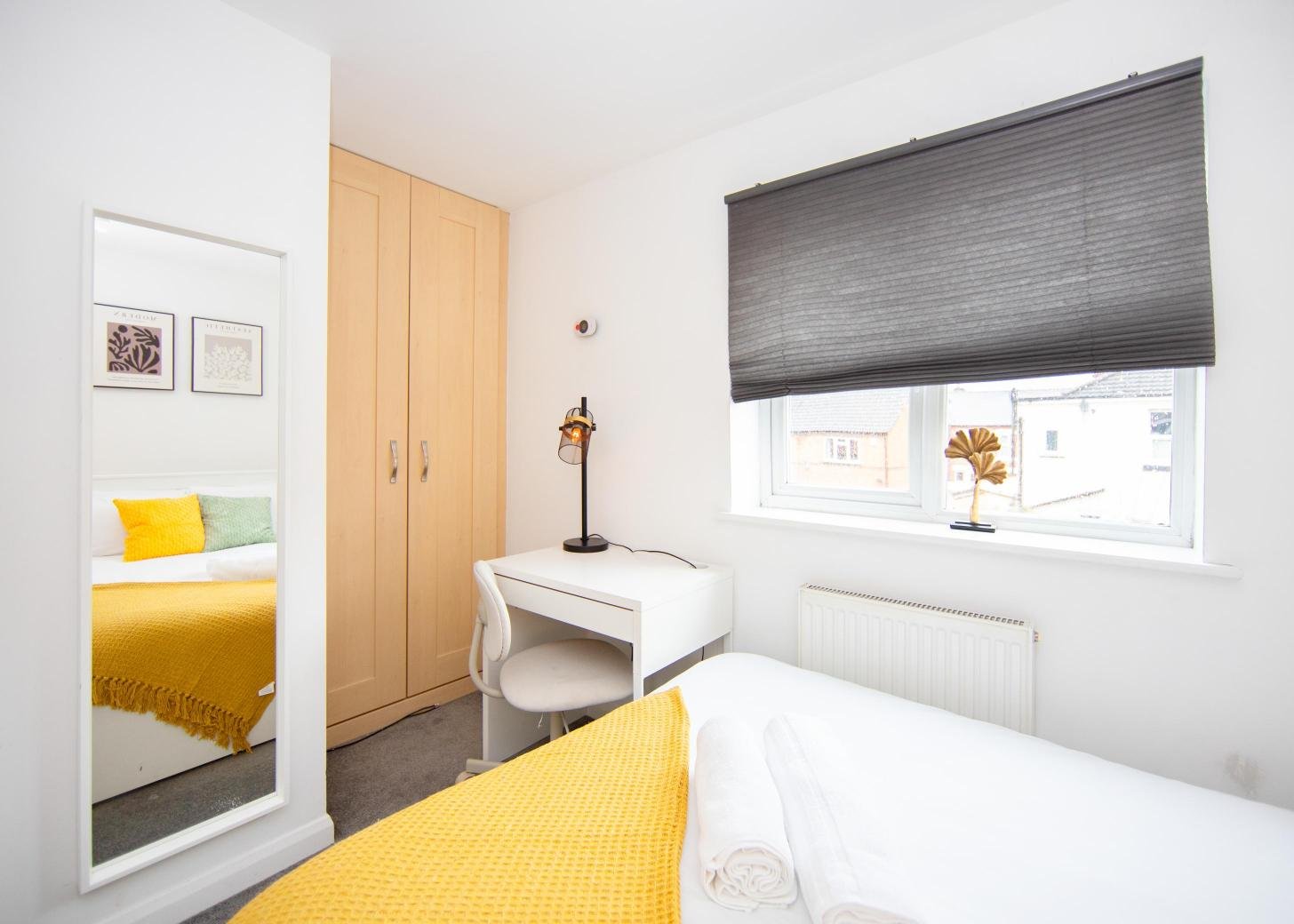 Derby Short Term Apartments near City Centre | Urban Stay Modern-short-term-apartments-in-Derby-with-parking,-WiFi,-and-great-access-to-transport-links,-local-attractions,-and-nearby-business-parks.