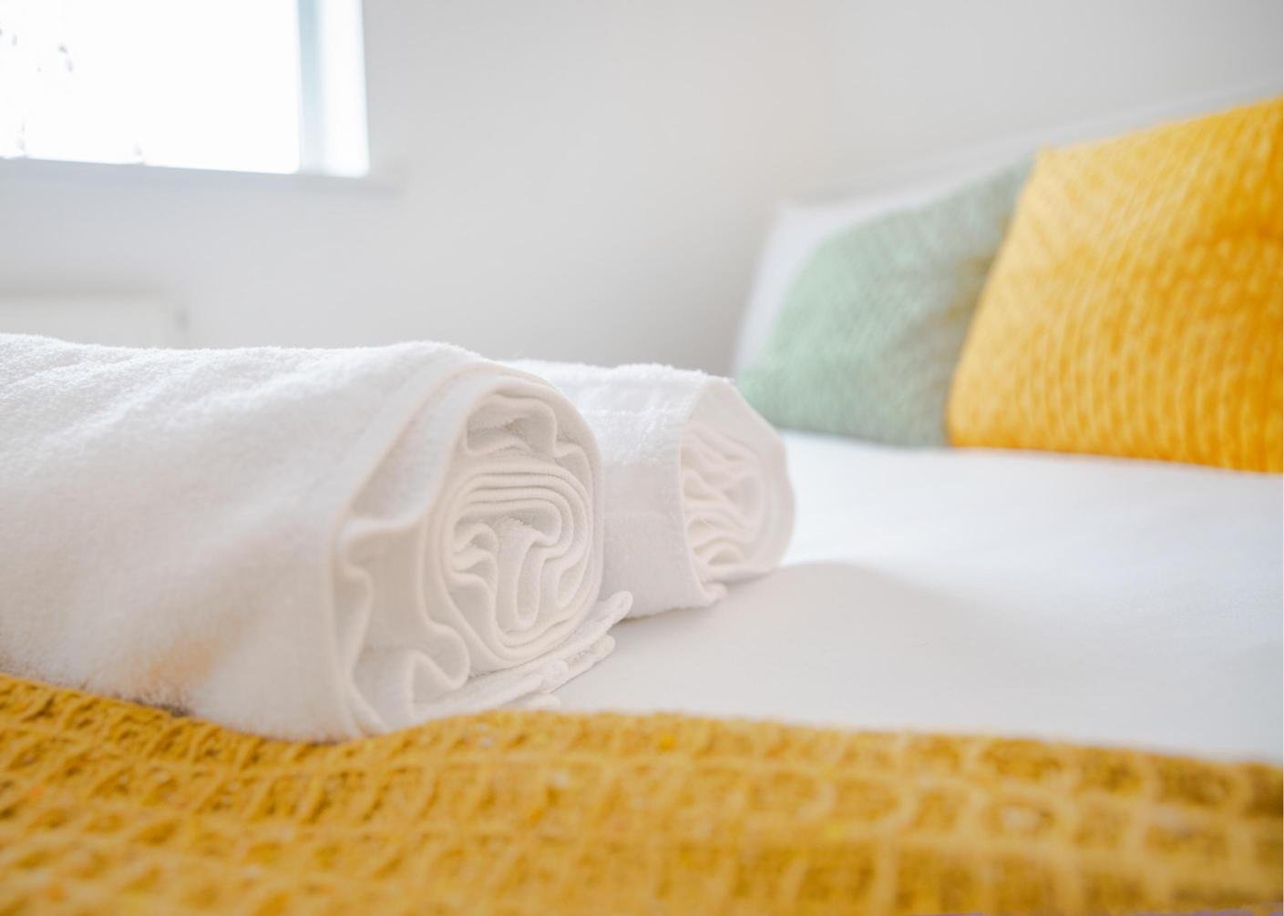 Derby Short Term Apartments near City Centre | Urban Stay Modern-short-term-apartments-in-Derby-with-parking,-WiFi,-and-great-access-to-transport-links,-local-attractions,-and-nearby-business-parks.