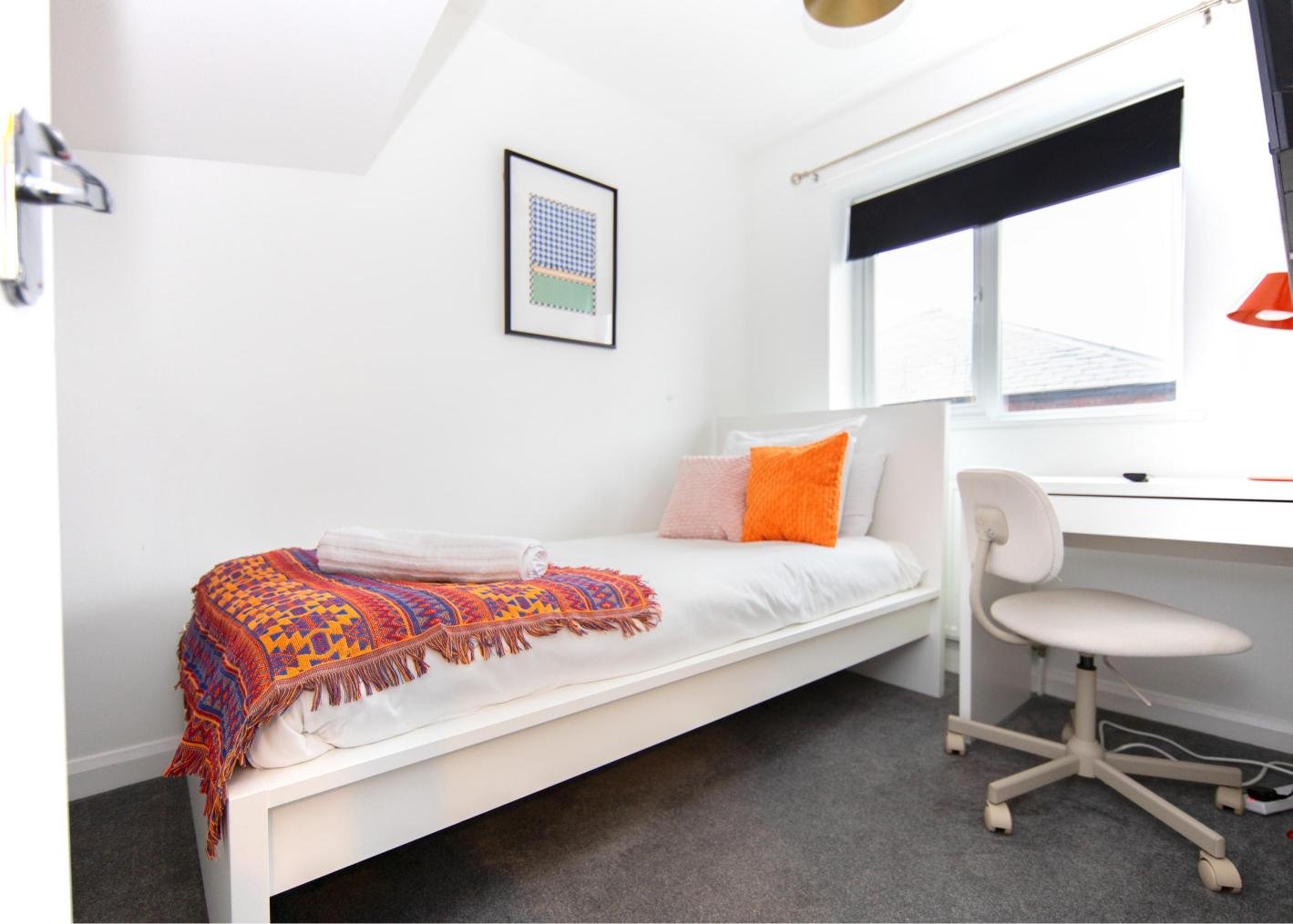 Derby Short Term Apartments near City Centre | Urban Stay Modern-short-term-apartments-in-Derby-with-parking,-WiFi,-and-great-access-to-transport-links,-local-attractions,-and-nearby-business-parks.
