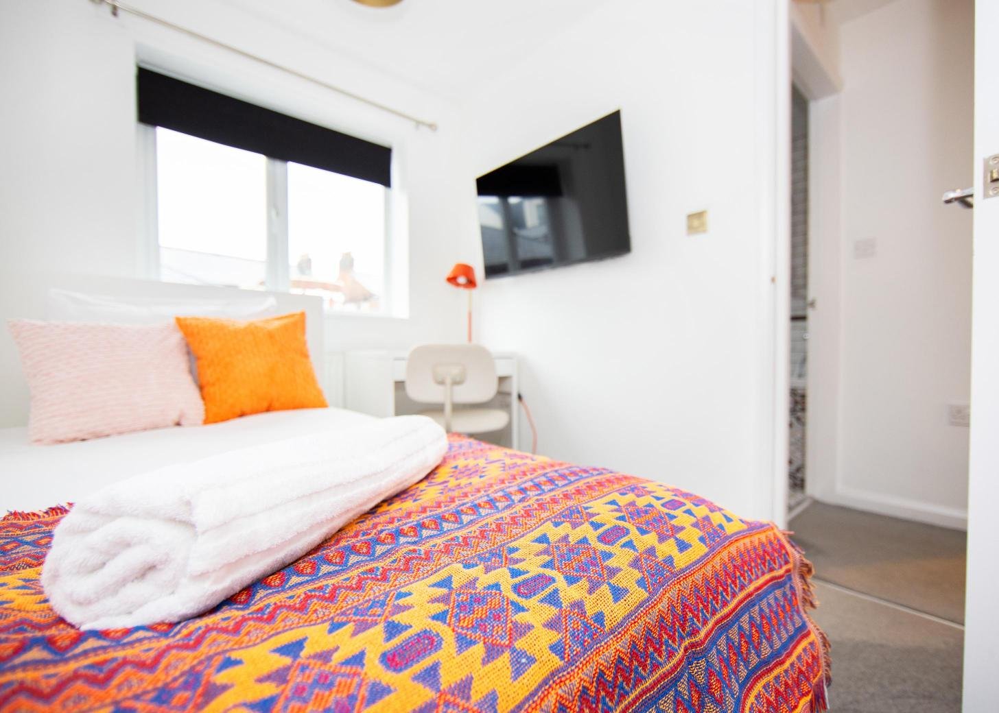 Derby Short Term Apartments near City Centre | Urban Stay Modern-short-term-apartments-in-Derby-with-parking,-WiFi,-and-great-access-to-transport-links,-local-attractions,-and-nearby-business-parks.