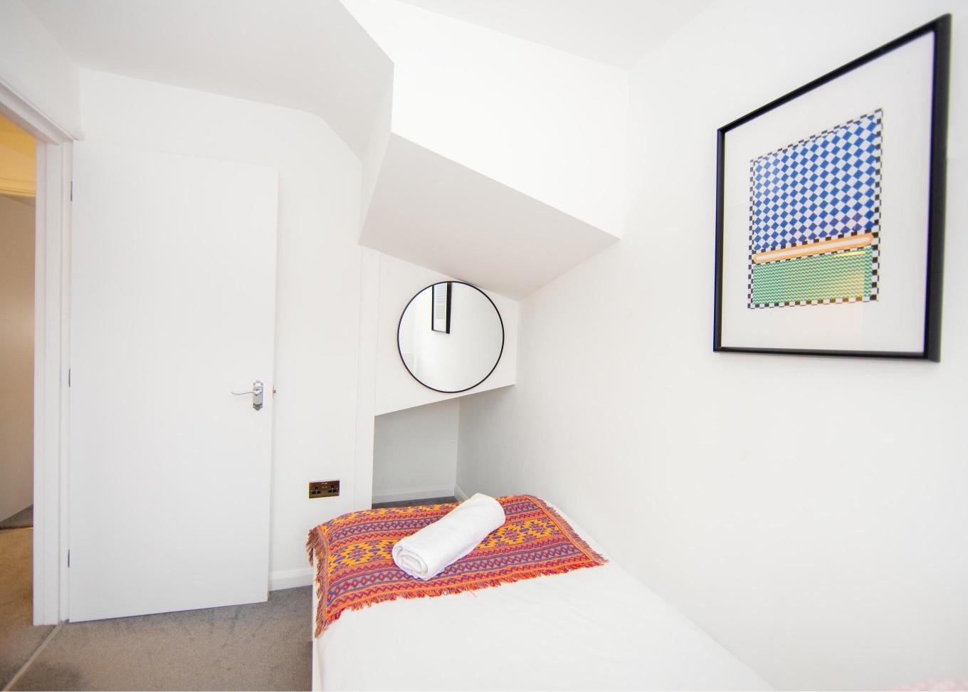 Derby Short Term Apartments near City Centre | Urban Stay Modern-short-term-apartments-in-Derby-with-parking,-WiFi,-and-great-access-to-transport-links,-local-attractions,-and-nearby-business-parks.