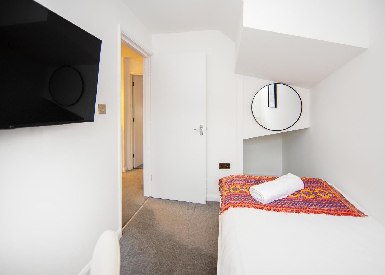 Derby Short Term Apartments near City Centre | Urban Stay Modern-short-term-apartments-in-Derby-with-parking,-WiFi,-and-great-access-to-transport-links,-local-attractions,-and-nearby-business-parks.