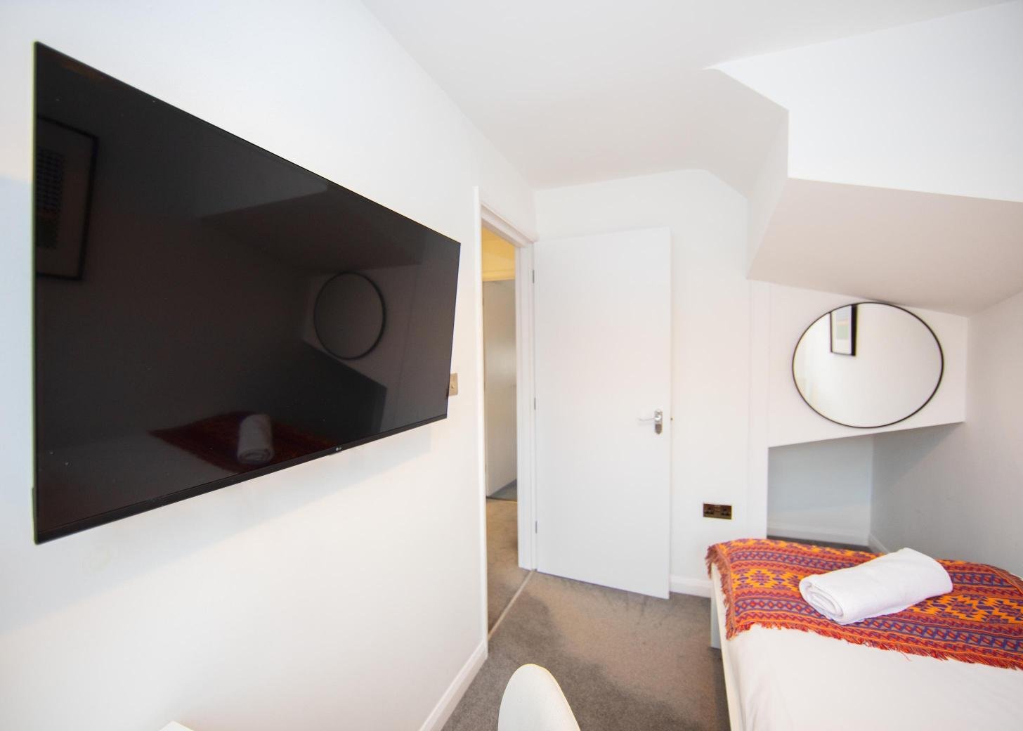Derby Short Term Apartments near City Centre | Urban Stay Modern-short-term-apartments-in-Derby-with-parking,-WiFi,-and-great-access-to-transport-links,-local-attractions,-and-nearby-business-parks.