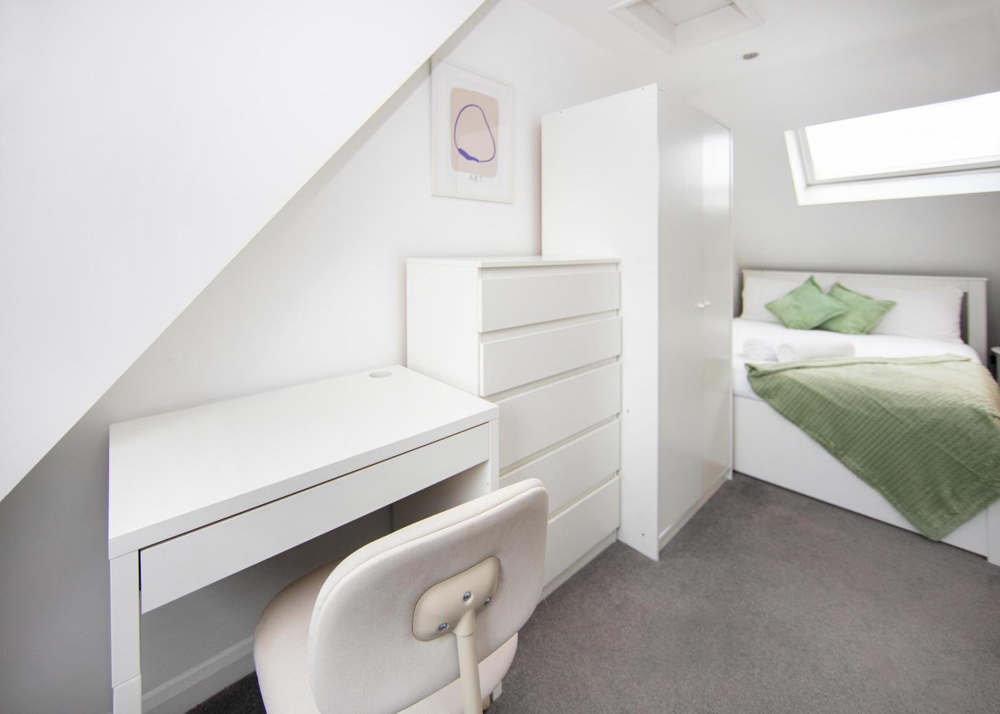 Derby Short Term Apartments near City Centre | Urban Stay Modern-short-term-apartments-in-Derby-with-parking,-WiFi,-and-great-access-to-transport-links,-local-attractions,-and-nearby-business-parks.