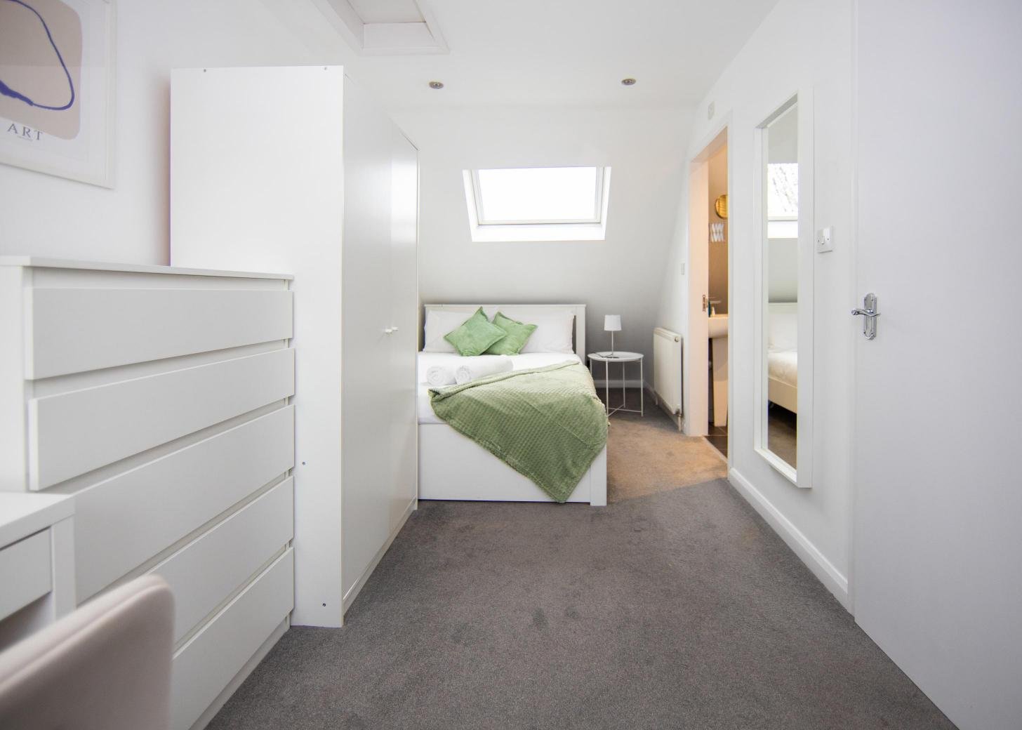 Derby Short Term Apartments near City Centre | Urban Stay Modern-short-term-apartments-in-Derby-with-parking,-WiFi,-and-great-access-to-transport-links,-local-attractions,-and-nearby-business-parks.
