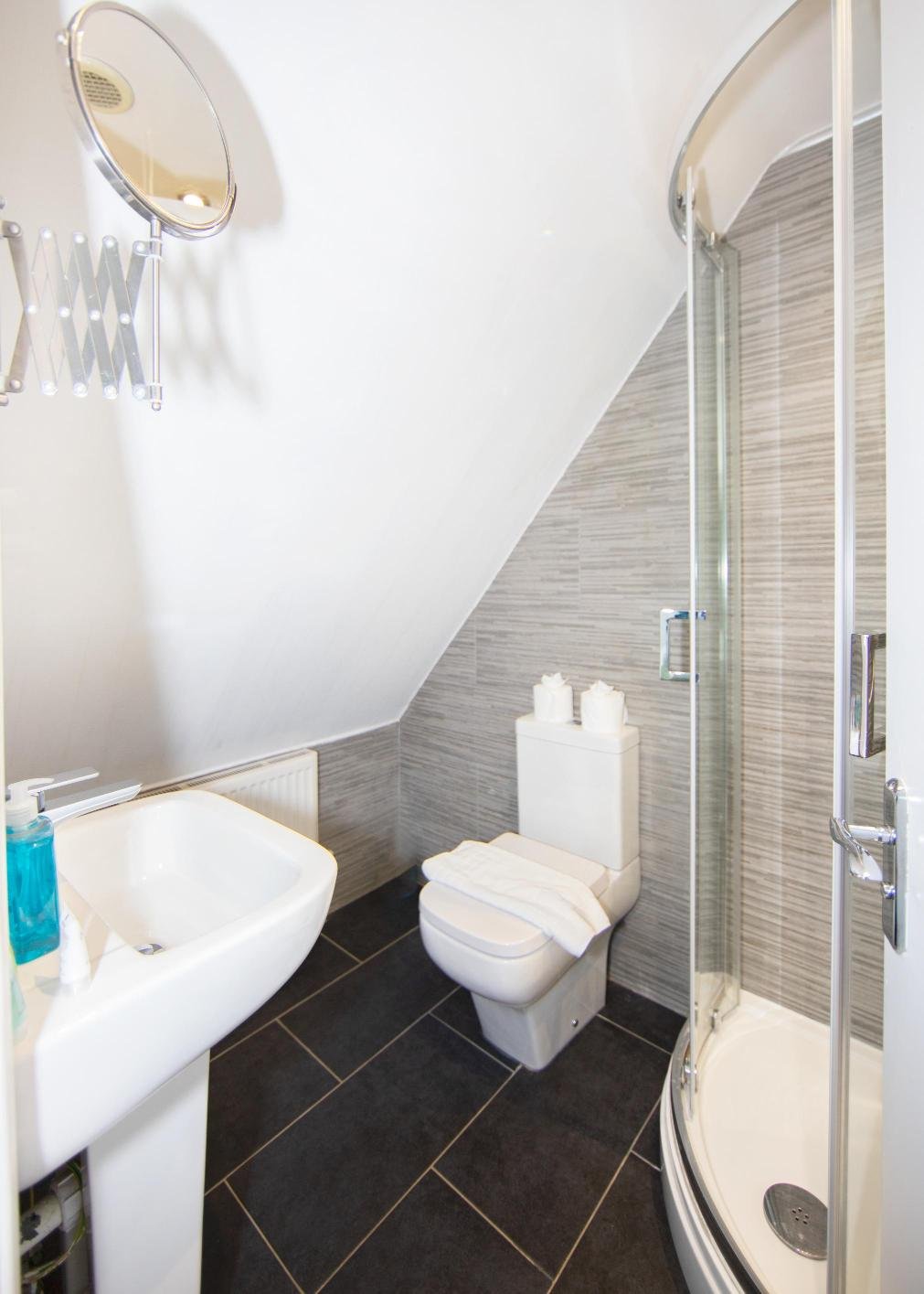 Derby Short Term Apartments near City Centre | Urban Stay Modern-short-term-apartments-in-Derby-with-parking,-WiFi,-and-great-access-to-transport-links,-local-attractions,-and-nearby-business-parks.