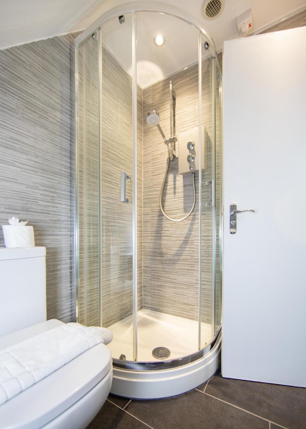 Derby Short Term Apartments near City Centre | Urban Stay Modern-short-term-apartments-in-Derby-with-parking,-WiFi,-and-great-access-to-transport-links,-local-attractions,-and-nearby-business-parks.
