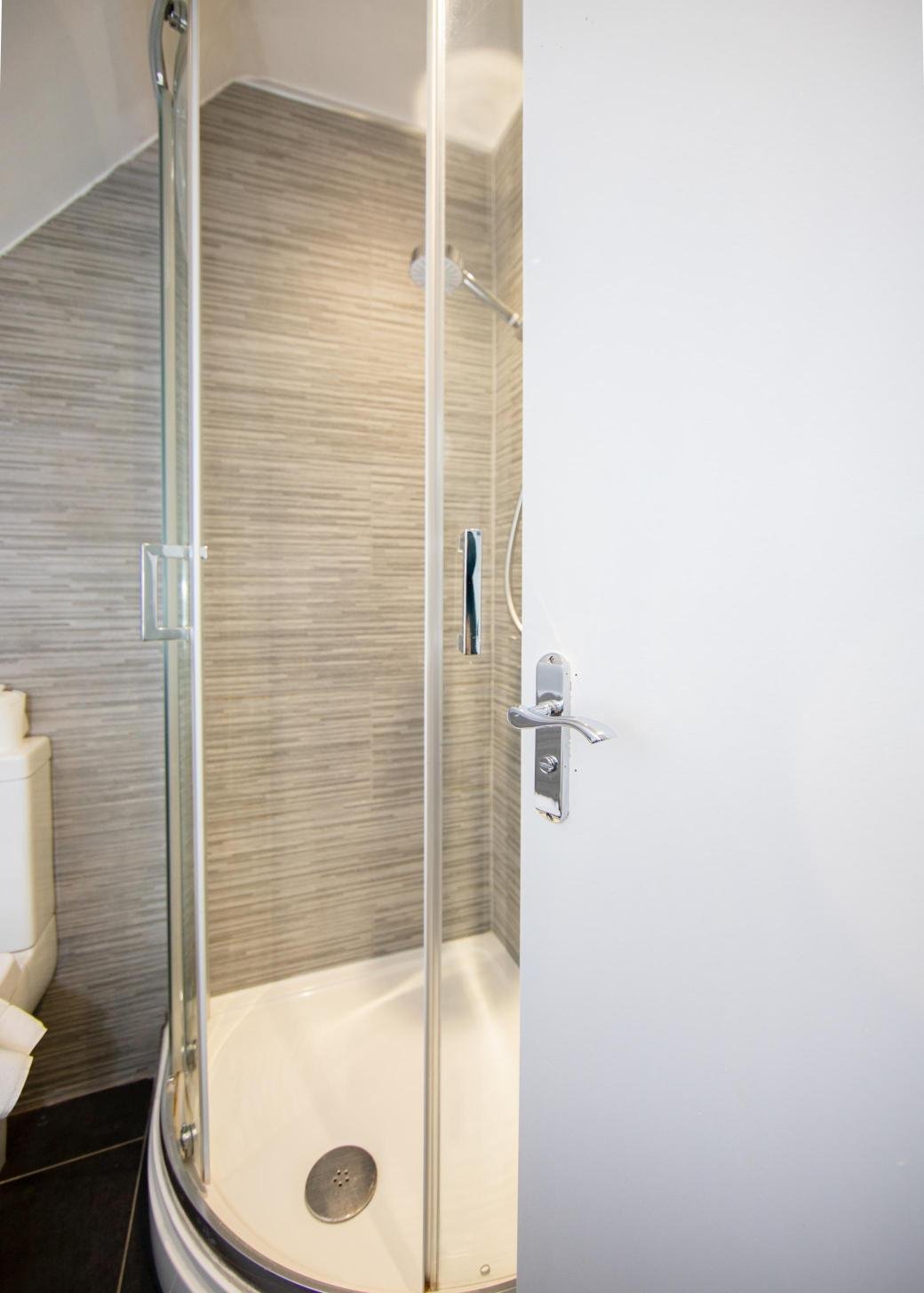 Derby Short Term Apartments near City Centre | Urban Stay Modern-short-term-apartments-in-Derby-with-parking,-WiFi,-and-great-access-to-transport-links,-local-attractions,-and-nearby-business-parks.