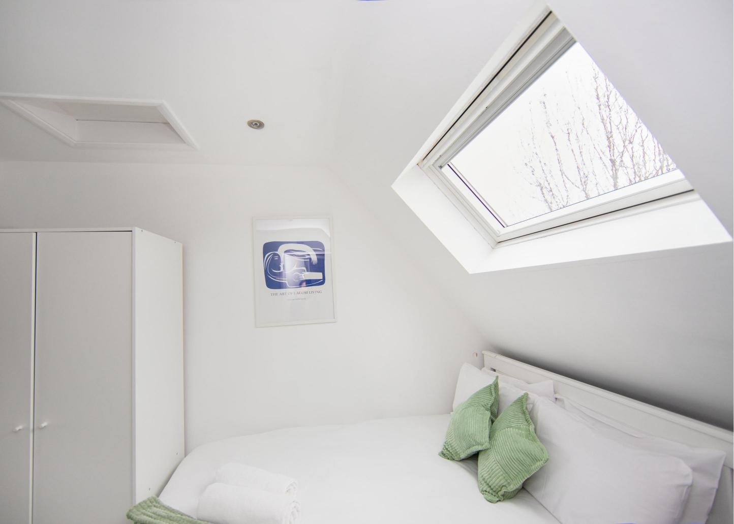 Derby Short Term Apartments near City Centre | Urban Stay Modern-short-term-apartments-in-Derby-with-parking,-WiFi,-and-great-access-to-transport-links,-local-attractions,-and-nearby-business-parks.