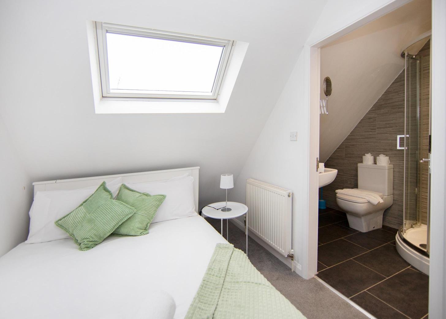 Derby Short Term Apartments near City Centre | Urban Stay Modern-short-term-apartments-in-Derby-with-parking,-WiFi,-and-great-access-to-transport-links,-local-attractions,-and-nearby-business-parks.