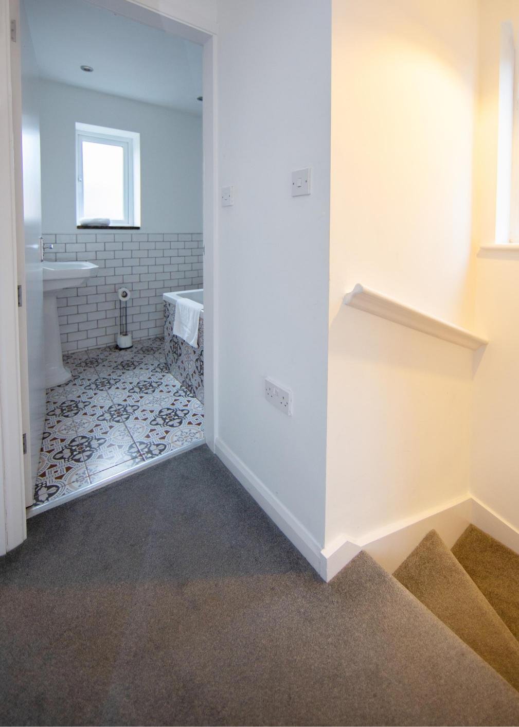 Derby Short Term Apartments near City Centre | Urban Stay Modern-short-term-apartments-in-Derby-with-parking,-WiFi,-and-great-access-to-transport-links,-local-attractions,-and-nearby-business-parks.