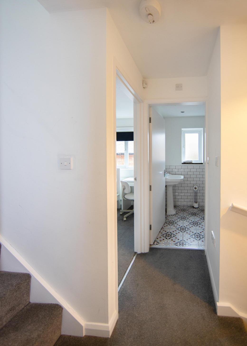 Derby Short Term Apartments near City Centre | Urban Stay Modern-short-term-apartments-in-Derby-with-parking,-WiFi,-and-great-access-to-transport-links,-local-attractions,-and-nearby-business-parks.