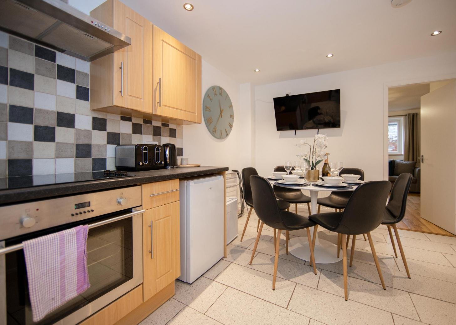 Derby Short Term Apartments near City Centre | Urban Stay Modern-short-term-apartments-in-Derby-with-parking,-WiFi,-and-great-access-to-transport-links,-local-attractions,-and-nearby-business-parks.