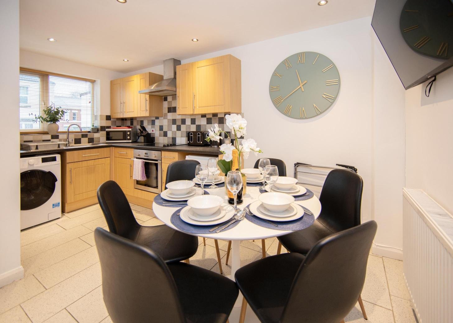 Derby Short Term Apartments near City Centre | Urban Stay Modern-short-term-apartments-in-Derby-with-parking,-WiFi,-and-great-access-to-transport-links,-local-attractions,-and-nearby-business-parks.
