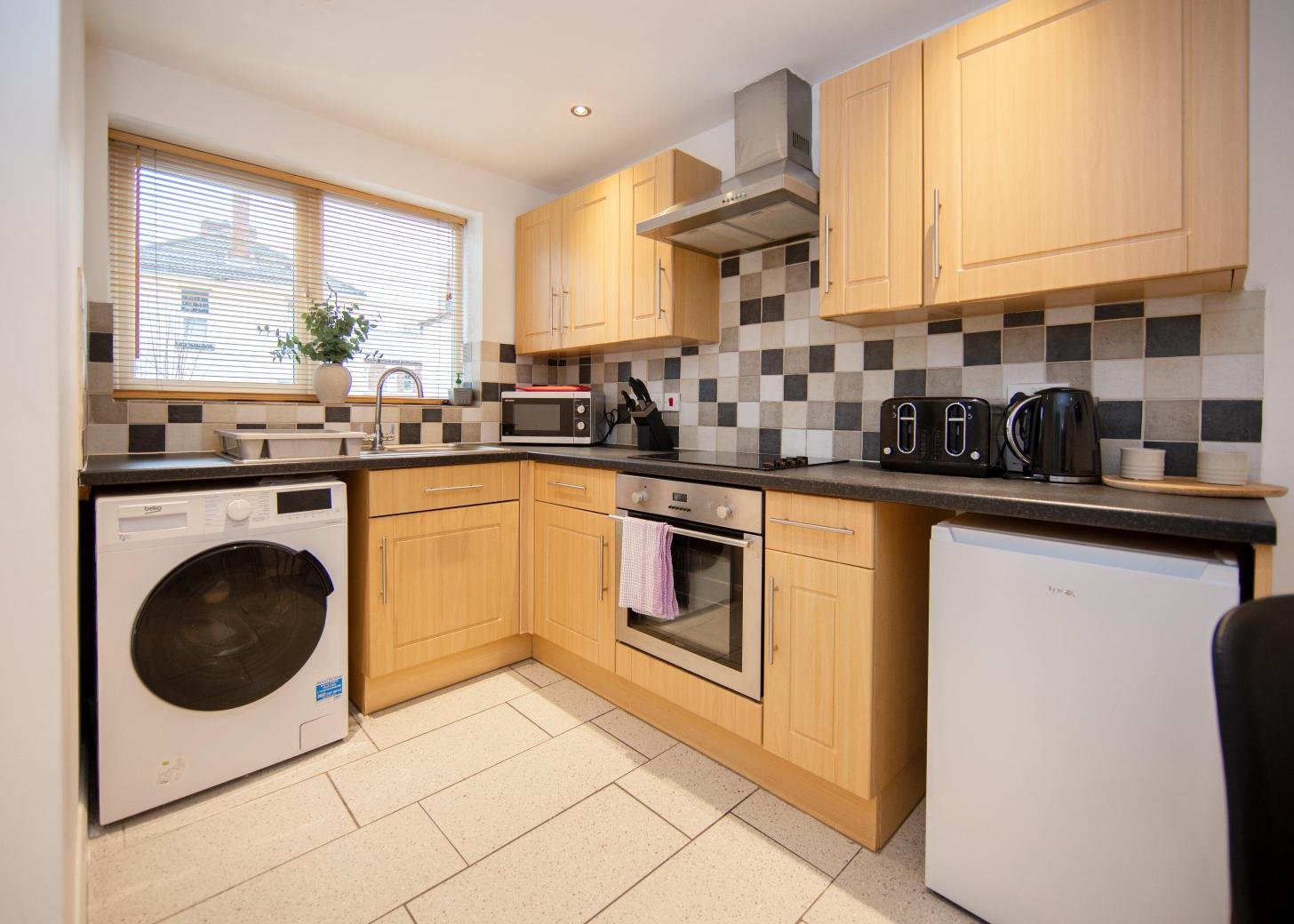 Derby Short Term Apartments near City Centre | Urban Stay Modern-short-term-apartments-in-Derby-with-parking,-WiFi,-and-great-access-to-transport-links,-local-attractions,-and-nearby-business-parks.