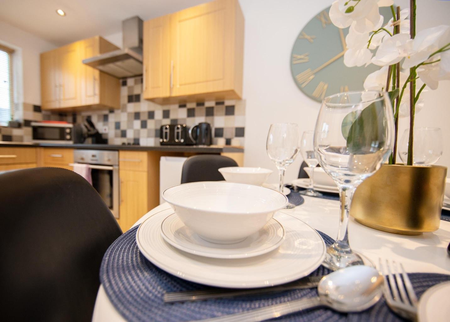 Derby Short Term Apartments near City Centre | Urban Stay Modern-short-term-apartments-in-Derby-with-parking,-WiFi,-and-great-access-to-transport-links,-local-attractions,-and-nearby-business-parks.