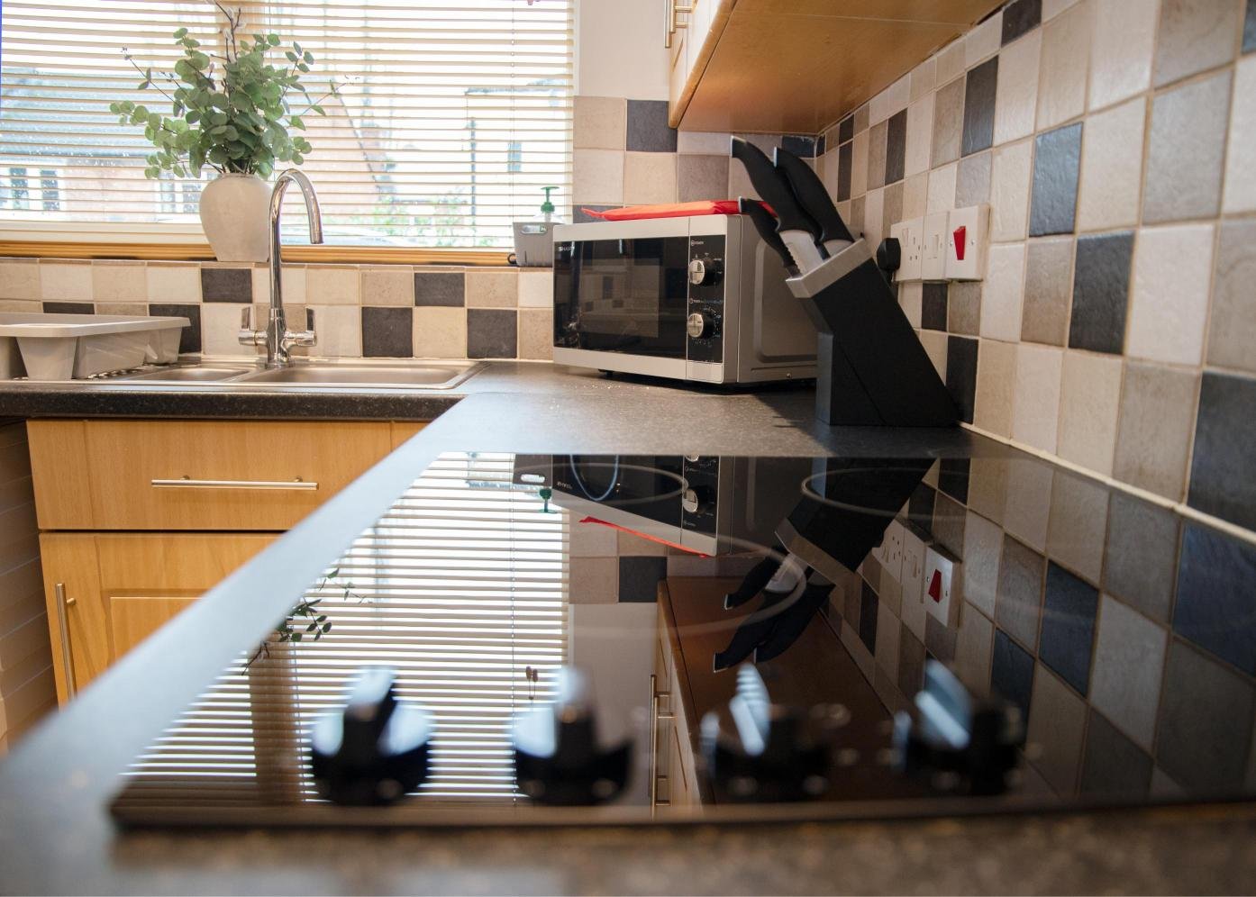 Derby Short Term Apartments near City Centre | Urban Stay Modern-short-term-apartments-in-Derby-with-parking,-WiFi,-and-great-access-to-transport-links,-local-attractions,-and-nearby-business-parks.