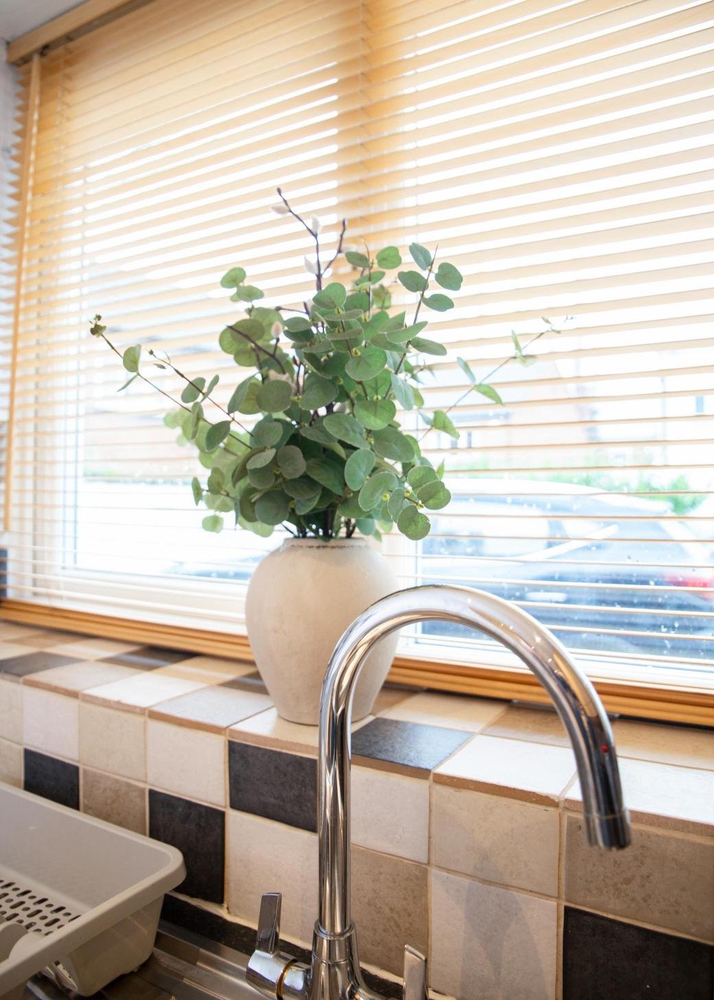 Derby Short Term Apartments near City Centre | Urban Stay Modern-short-term-apartments-in-Derby-with-parking,-WiFi,-and-great-access-to-transport-links,-local-attractions,-and-nearby-business-parks.