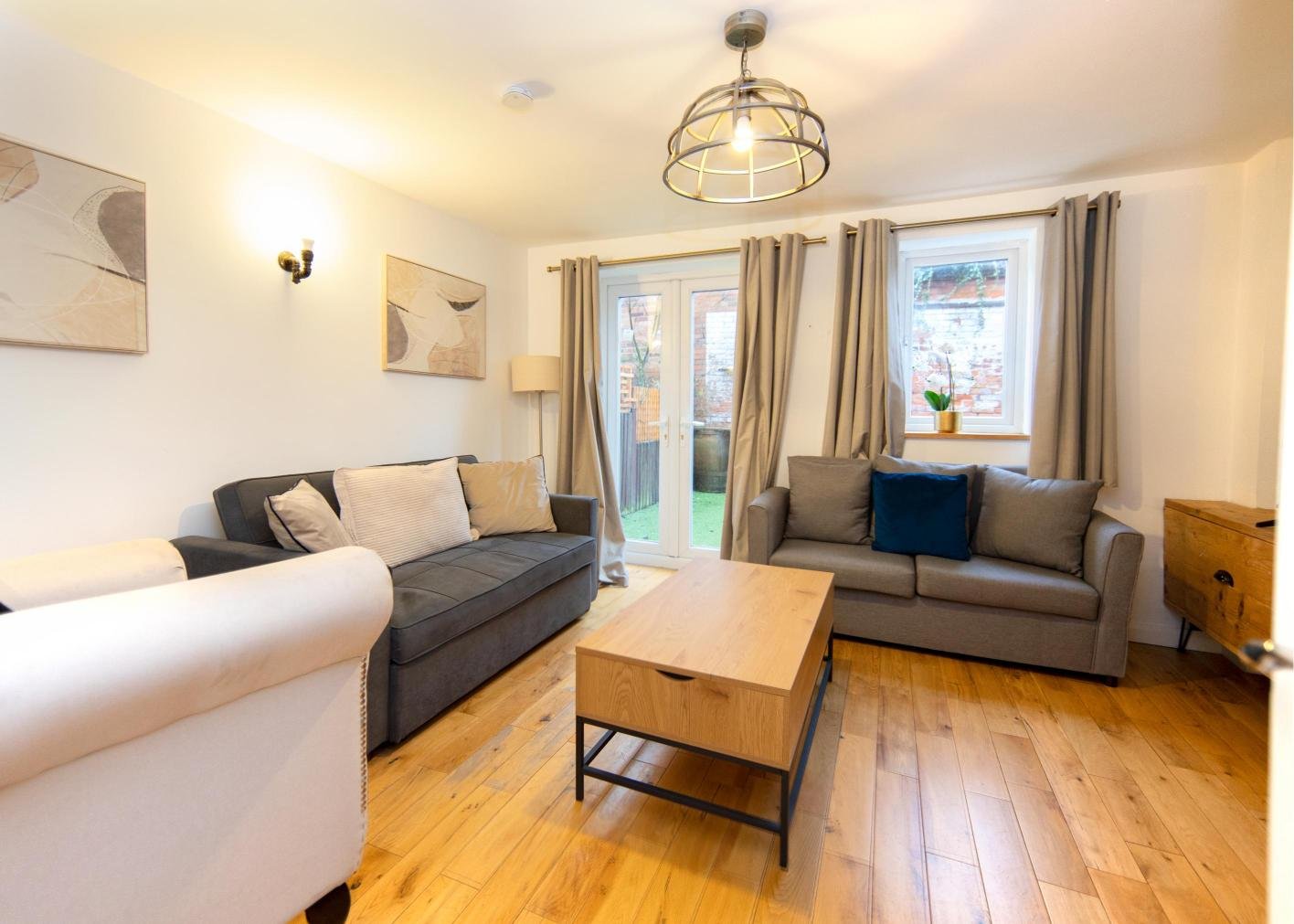 Derby Short Term Apartments near City Centre | Urban Stay Modern-short-term-apartments-in-Derby-with-parking,-WiFi,-and-great-access-to-transport-links,-local-attractions,-and-nearby-business-parks.